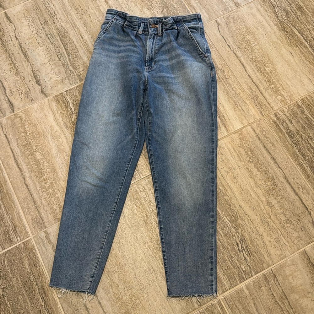 Hollister Ultra High Rise Mom Paperbag Jean - Size 26